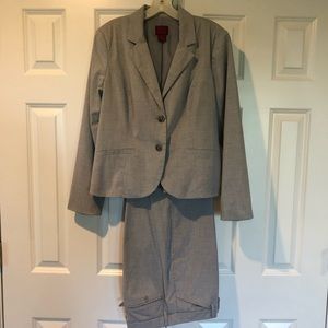 Beautiful Gray/Lined 2pc Suit